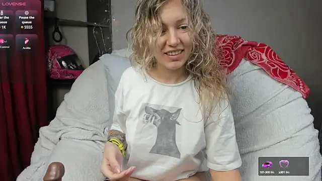 foxy blond online show from February 5, 2025, 3:45 am