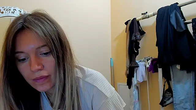 foxy blond online show from November 4, 2025, 12:26 pm