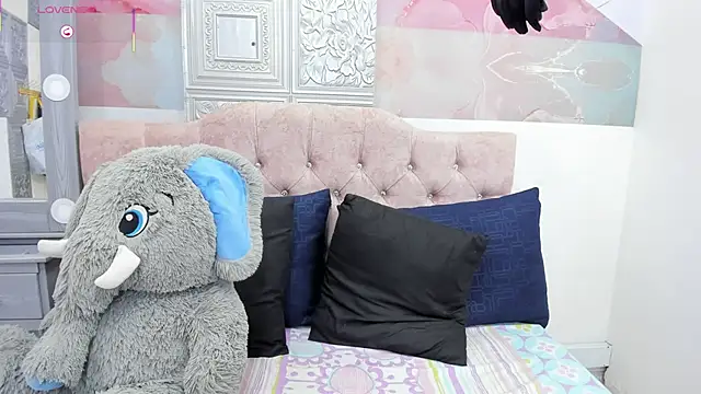 EvaaLovia1 online show from March 5, 2025, 4:24 pm