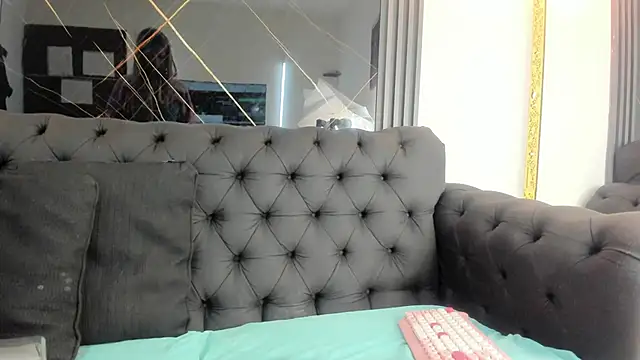 EvaaLovia1 online show from February 5, 2026, 1:05 pm