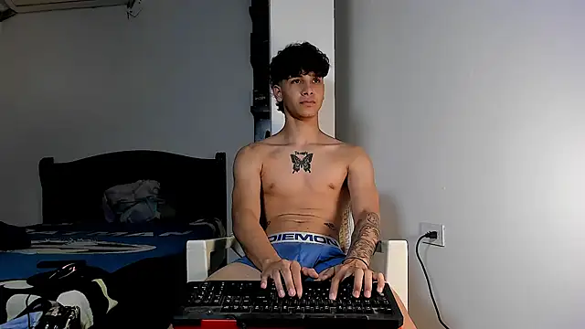 Snapshot of Snakebutterfly chatting on December 25, 2024, 3:18 am Snakebutterfly online show from December 25, 2024, 3:18 am