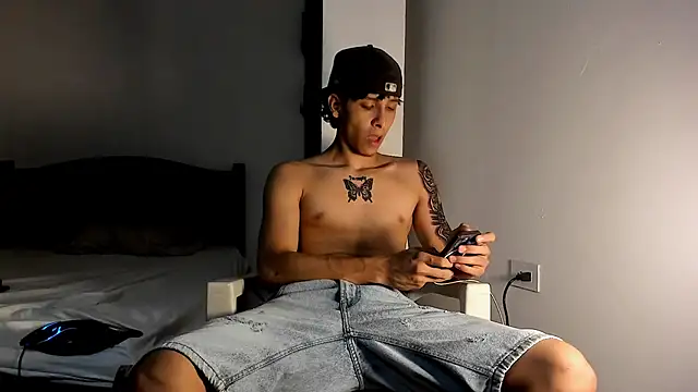 Snapshot of Snakebutterfly chatting on January 9, 2025, 6:59 am Snakebutterfly online show from January 9, 2025, 6:59 am