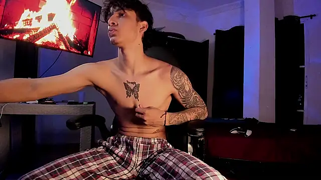 Snapshot of Snakebutterfly chatting on February 8, 2025, 6:33 am Snakebutterfly online show from February 8, 2025, 6:33 am