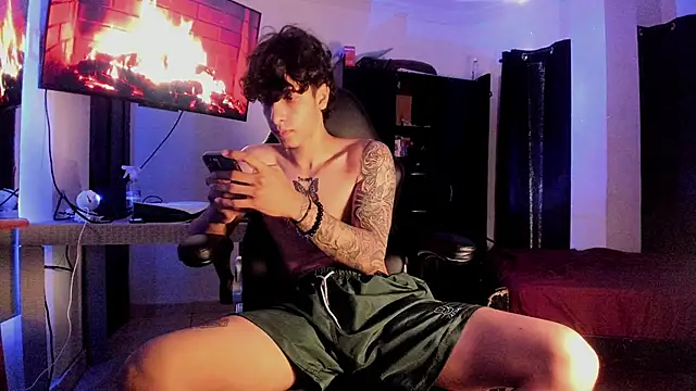 Snapshot of Snakebutterfly chatting on February 13, 2025, 3:14 pm Snakebutterfly online show from February 13, 2025, 3:14 pm