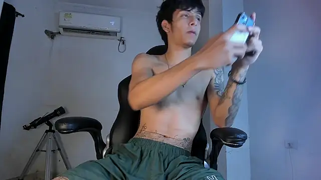 Snapshot of Snakebutterfly chatting on September 19, 2025, 8:27 am Snakebutterfly online show from September 19, 2025, 8:27 am