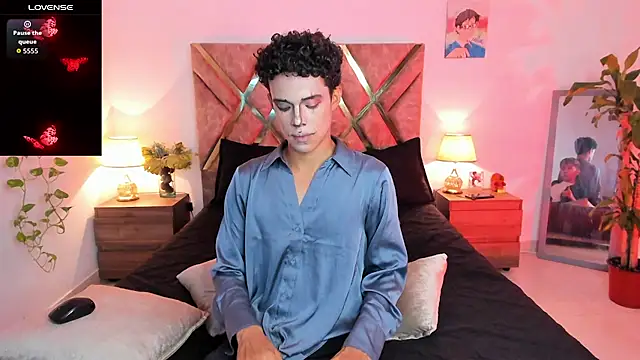 Snapshot of nickolas_moon chatting on November 1, 2025, 12:01 am nickolas moon online show from November 1, 2025, 12:01 am