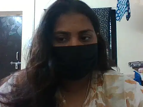 Hotmilfxox online show from May 18, 2026, 9:04 am
