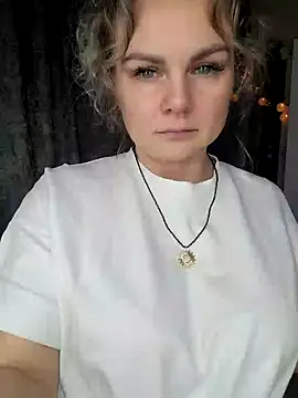 candy queeen online show from December 8, 2024, 7:43 pm