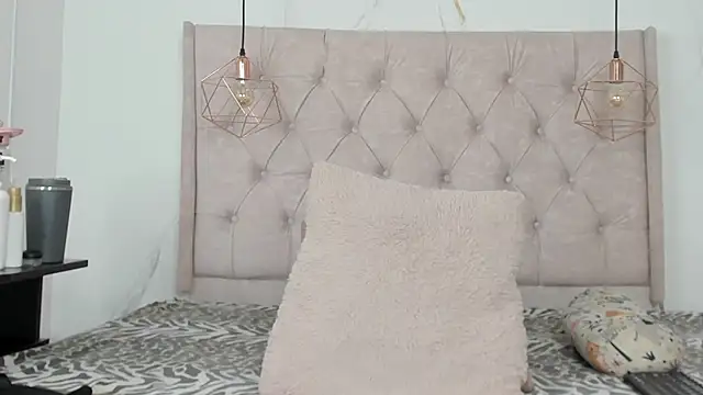 zamira 44 online show from September 26, 2025, 1:59 pm