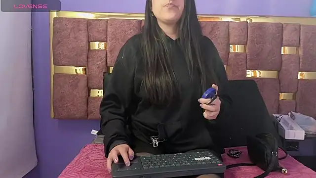 Snapshot of dakota_guirl chatting on March 21, 2025, 3:33 am dakota guirl online show from March 21, 2025, 3:33 am