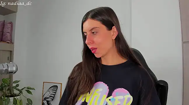 Snapshot of Nadiaa_ chatting on February 15, 2025, 3:31 am Nadiaa online show from February 15, 2025, 3:31 am