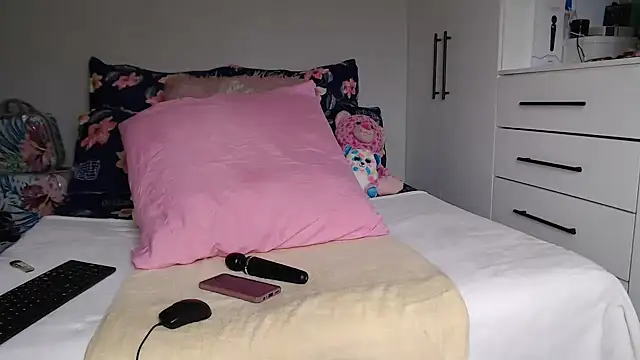 Amberbela online show from November 5, 2025, 6:57 am