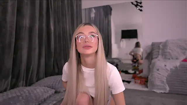 KylieJoyce online show from October 28, 2025, 9:06 pm