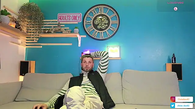 braqueuemar83 online show from March 15, 2025, 7:05 pm