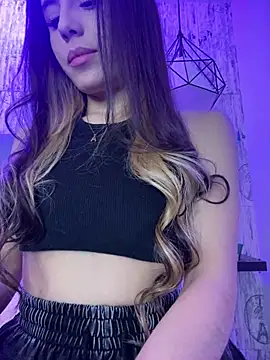 Snapshot of AbyThompson chatting on March 18, 2025, 12:16 am AbyThompson online show from March 18, 2025, 12:16 am