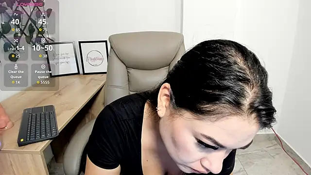 Snapshot of Madeleine__w chatting on November 9, 2025, 12:20 am Madeleine w online show from November 9, 2025, 12:20 am