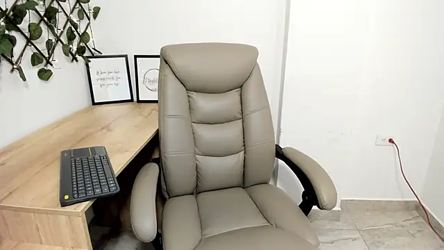 Snapshot of Madeleine__w chatting on November 14, 2025, 12:20 am Madeleine w online show from November 14, 2025, 12:20 am