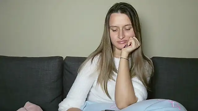 Submissive love online show from March 6, 2025, 9:20 pm