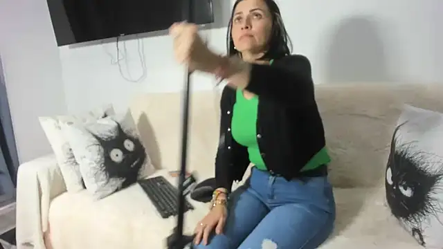 Snapshot of Emma_Jnes chatting on February 25, 2025, 9:46 pm Emma Jnes online show from February 25, 2025, 9:46 pm