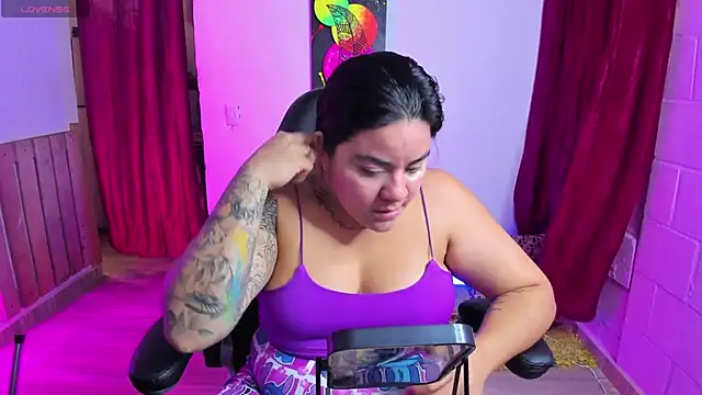 Snapshot of Sharon_hils chatting on January 18, 2025, 2:23 pm Sharon hils online show from January 18, 2025, 2:23 pm