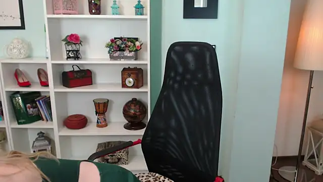 LisaCaprice online show from October 9, 2025, 4:21 am