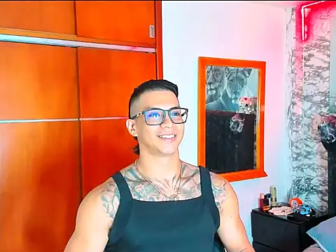 Snapshot of Aaron_Toy chatting on January 7, 2026, 8:22 pm Aaron Toy online show from January 7, 2026, 8:22 pm