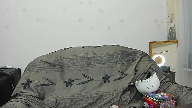 Snapshot of YourSuperModel chatting on December 20, 2024, 7:33 am YourSuperModel online show from December 20, 2024, 7:33 am