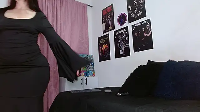 scarlett  morgan online show from October 31, 2025, 1:34 pm