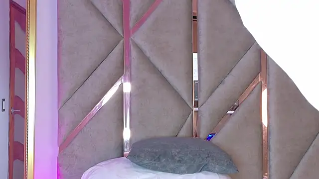 Lola King online show from March 19, 2025, 8:23 am