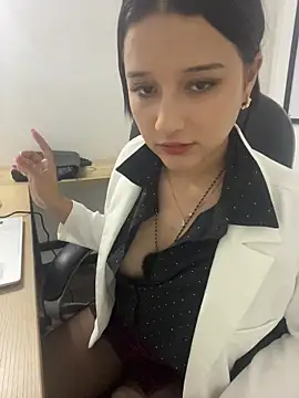 littlemelodi18 online show from December 19, 2025, 8:49 pm