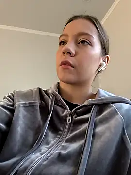 AliceBrayan online show from October 2, 2025, 5:03 am