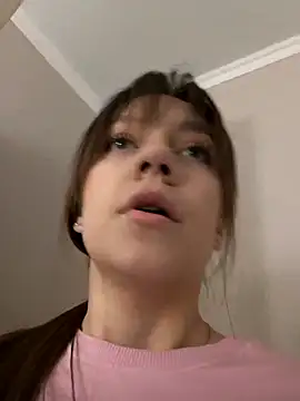 Snapshot of AliceBrayan chatting on May 1, 2026, 5:06 pm AliceBrayan online show from May 1, 2026, 5:06 pm