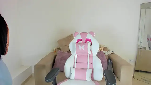 Charlotte cowell sub1  online show from January 16, 2025, 9:30 pm