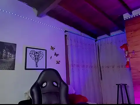 Snapshot of mykaelahoney chatting on February 5, 2026, 12:59 am mykaelahoney online show from February 5, 2026, 12:59 am