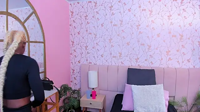 amber-hill online show from November 28, 2025, 7:05 pm