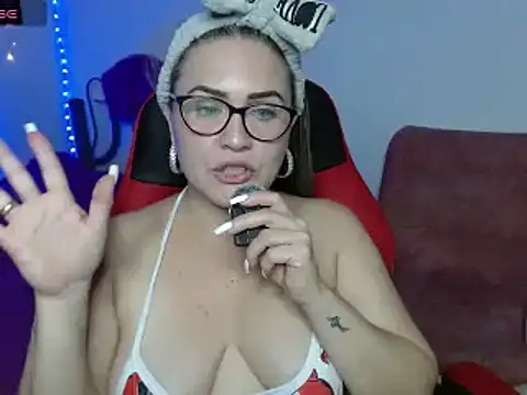 Snapshot of helenca43 chatting on February 2, 2025, 2:48 am helenca43 online show from February 2, 2025, 2:48 am