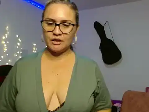 Snapshot of helenca43 chatting on February 6, 2025, 7:13 am helenca43 online show from February 6, 2025, 7:13 am
