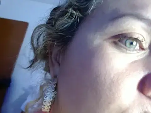 Snapshot of helenca43 chatting on February 17, 2025, 3:15 am helenca43 online show from February 17, 2025, 3:15 am