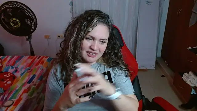 Snapshot of helenca43 chatting on September 16, 2025, 11:22 am helenca43 online show from September 16, 2025, 11:22 am