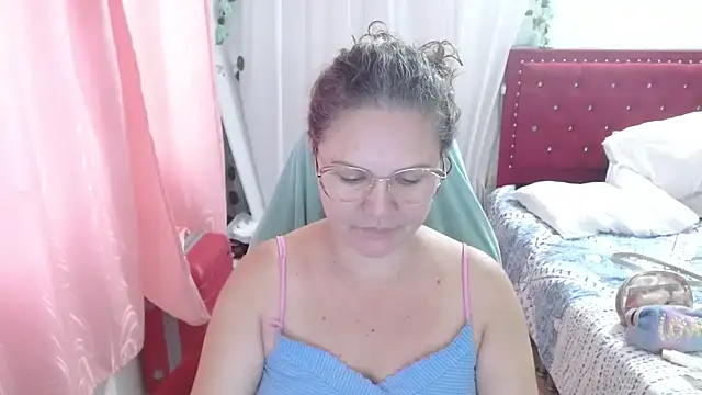 Snapshot of helenca43 chatting on September 24, 2025, 11:02 am helenca43 online show from September 24, 2025, 11:02 am
