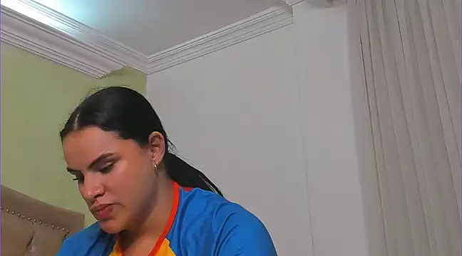 Snapshot of Luciluu20 chatting on February 12, 2025, 1:19 am Luciluu20 online show from February 12, 2025, 1:19 am