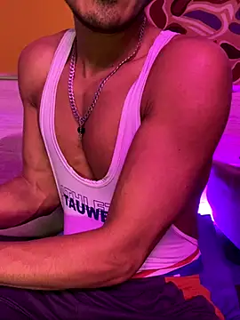 Snapshot of thesummerboy chatting on December 4, 2024, 11:30 am thesummerboy online show from December 4, 2024, 11:30 am