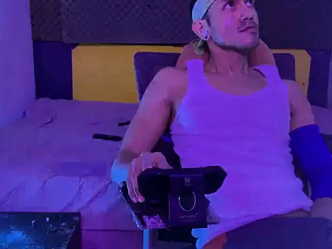 Snapshot of thesummerboy chatting on November 22, 2025, 8:35 am thesummerboy online show from November 22, 2025, 8:35 am