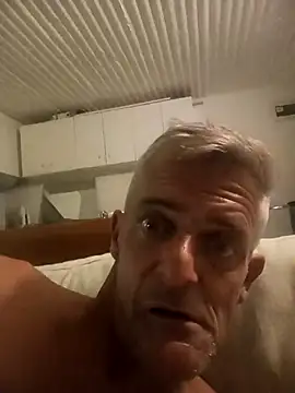 Snapshot of NICJOHNS chatting on February 9, 2025, 10:32 pm NICJOHNS online show from February 9, 2025, 10:32 pm