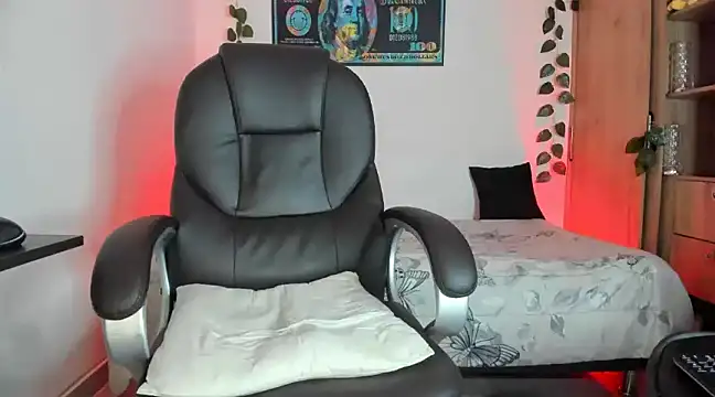 mikee scooth online show from February 25, 2025, 6:47 am