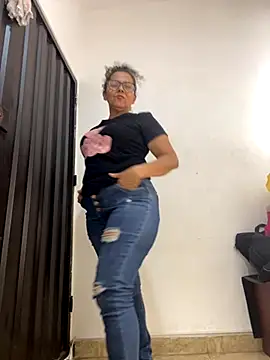 Nadia-melej online show from November 25, 2025, 5:35 pm