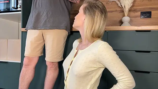 Adelovenick online show from March 26, 2026, 9:48 am