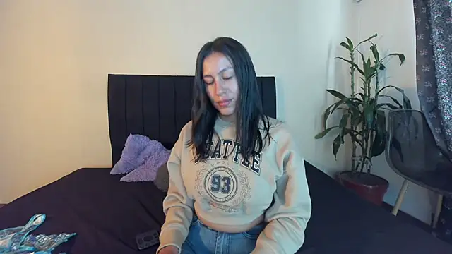 EmiGomez  online show from March 11, 2025, 8:42 pm