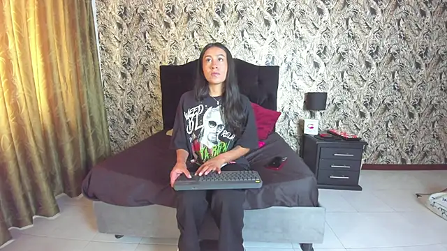 EmiGomez  online show from December 5, 2025, 12:58 pm