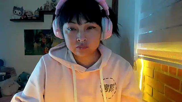 Snapshot of Shaddycute_ chatting on February 23, 2026, 12:24 pm Shaddycute online show from February 23, 2026, 12:24 pm